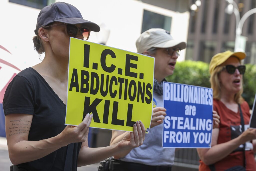 Activistas protestan contra las recientes acciones de Trump, incluido el aumento de las redadas de ICE.