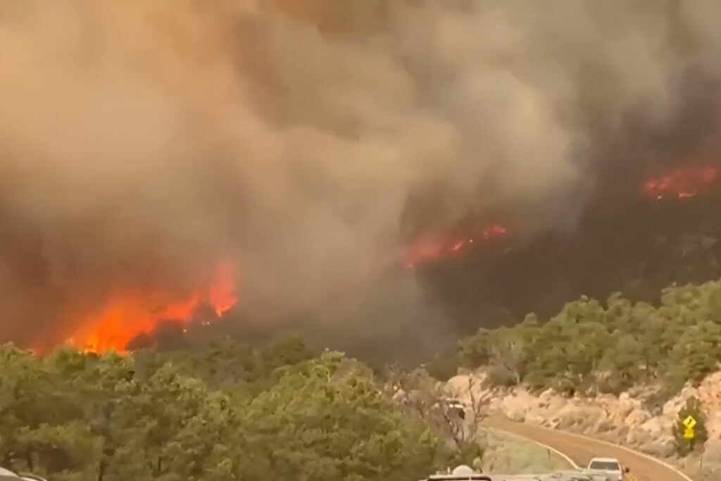 El incendio arrasó con el histórico albergue del Borde Norte del Gran Cañón.