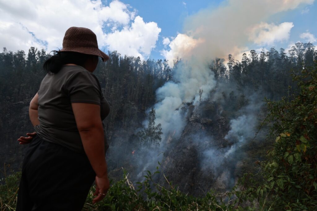 Las autoridades declararon en emergencia a Quito en 2024 por los incendios forestales.