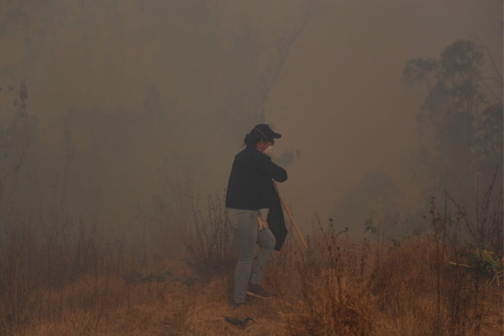 La época seca favorece la aparición de incendios forestales en Quito.