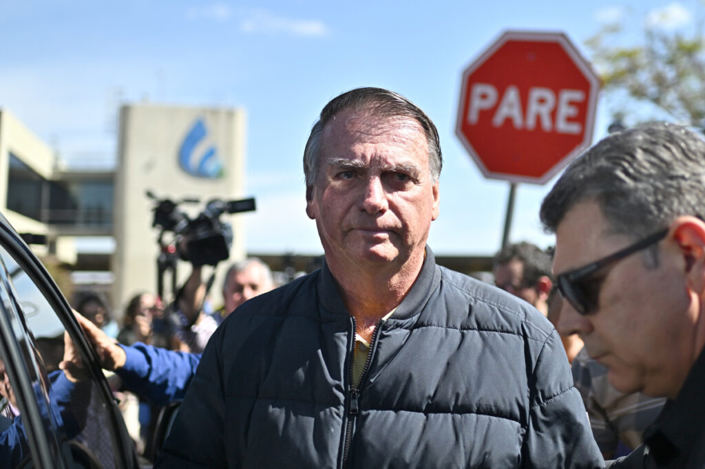 El expresidente de Brasil Jair Bolsonaro, sale de la sede de la Policía Federal este viernes, en Brasilia (Brasil).