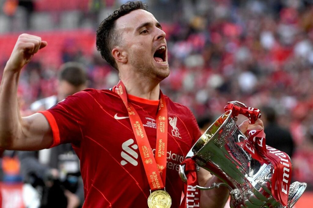 Diogo Jota celebra con el trofeo de la Copa FA inglesa entre el Chelsea FC y el Liverpool FC en Wembley en Londres, Gran Bretaña, el 14 de mayo de 2022.
