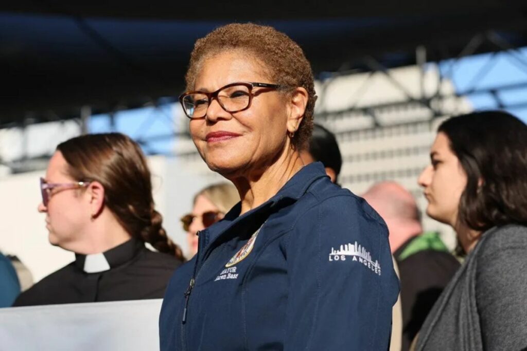 La alcaldesa de Los Ángeles, Karen Bass, en una fotografía del 11 de junio de 2025.