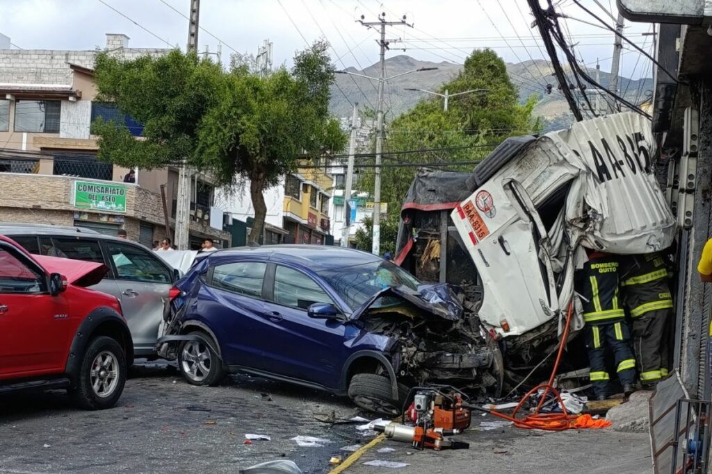 Accidente en San Carlos deja un fallecido y caos vehicular en el norte Quito.
