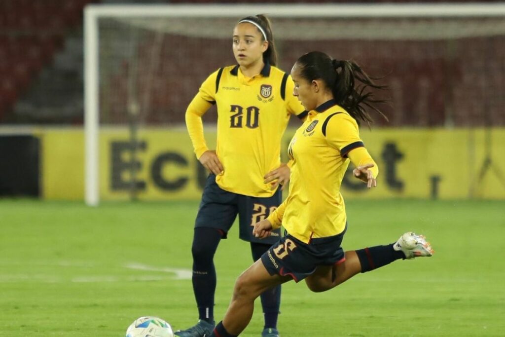 Danna Pesántez (i) y Stefany Cedeño en un partido de la Selección de Ecuador Femenina en el 2025.