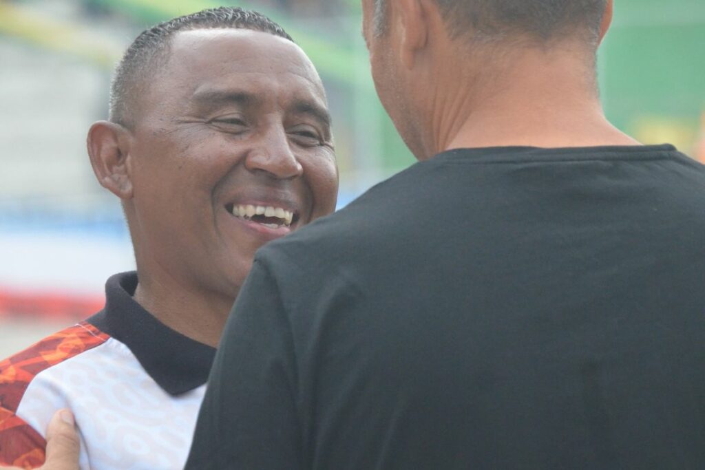 Juan Carlos León en la previa del partido entre Libertad y Orense en Machala por la Liga Pro 2025.