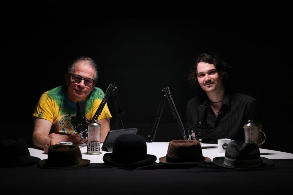 Lucas Ortiz, vocalista de Flix Pussy Cola, en los Diálogos sin Sombrero con Santiago Estrella.