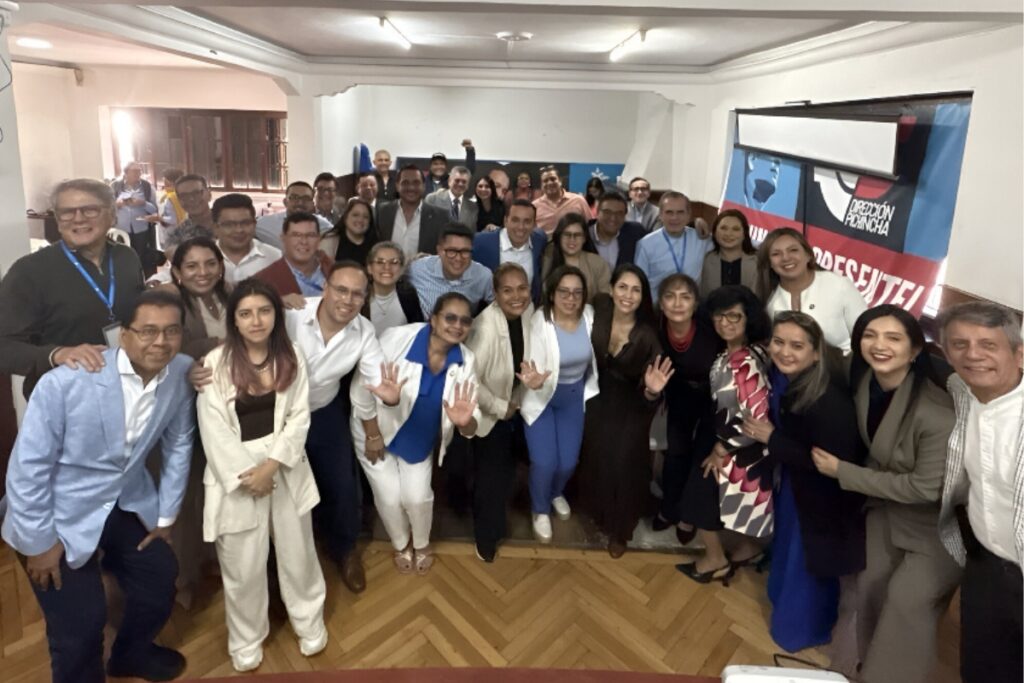 Luisa González junto a asambleístas de la Revolución Ciudadana.