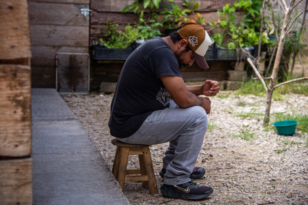 Benjamín López, migrante mexicano asiste a una entrevista en San Cristóbal de las Casas (México).