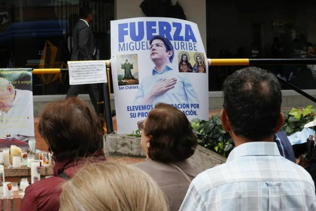 Fotografía de archivo de personas que rezan frente a la clínica Fundación Santa Fe por la recuperación del senador colombiano Miguel Uribe.