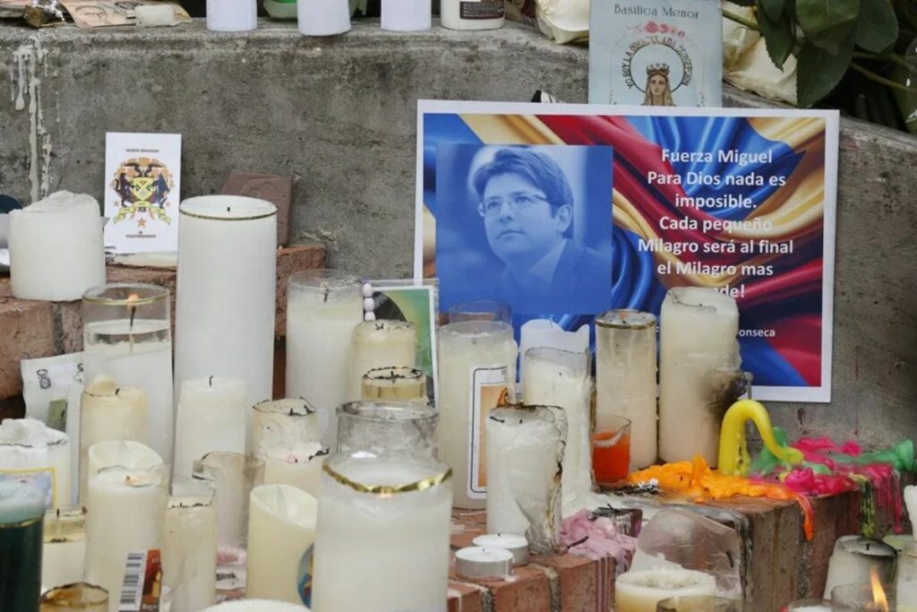 Fotografía de archivo de un altar en la Clínica Santa Fe de Bogotá, en donde yace el senador Miguel Uribe desde el día del atentado (Colombia).