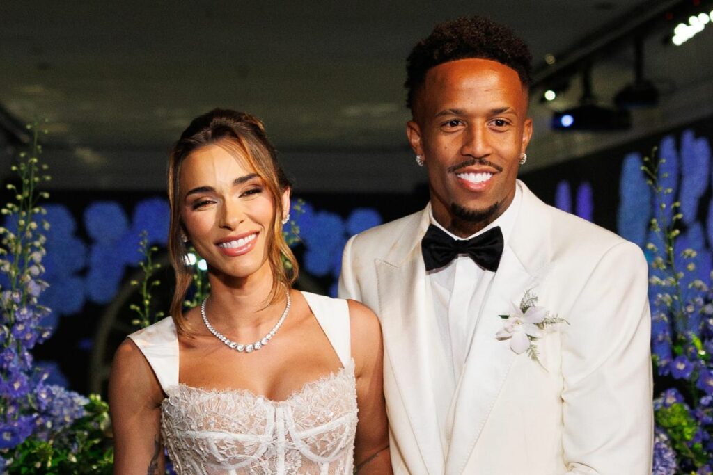 El futbolista Éder Militão y la modelo brasileña Tainá Castro posan durante su boda en el Palacio Tangará en São Paulo.