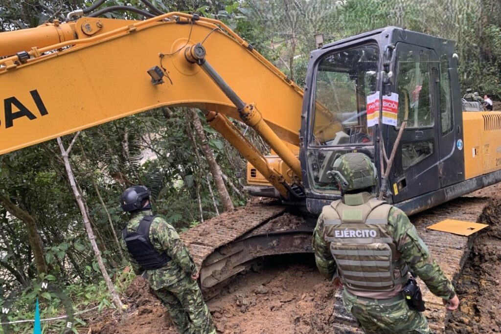 El Ejército informó del fallecimiento de un militar durante un operativo contra la minería ilegal en Imbabura.
