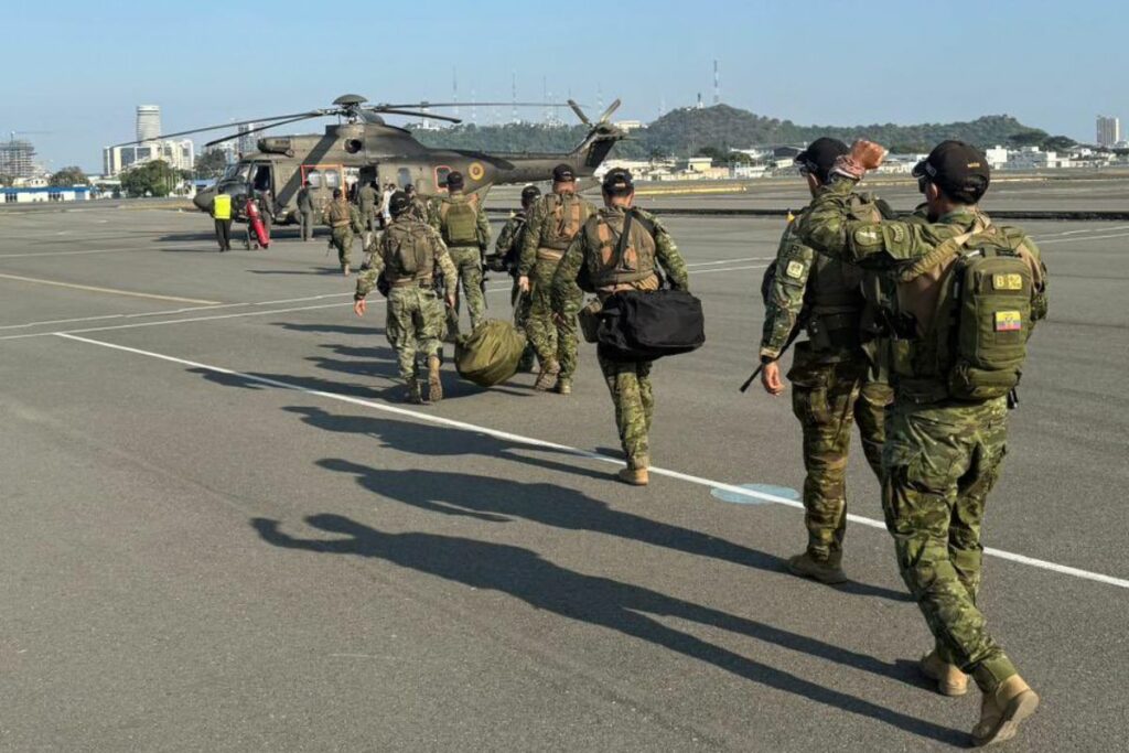 La tarde del viernes 18 de julio de 2025, varias unidades militares llegaron hasta la provincia de Manabí para reforzar las operaciones de seguridad.