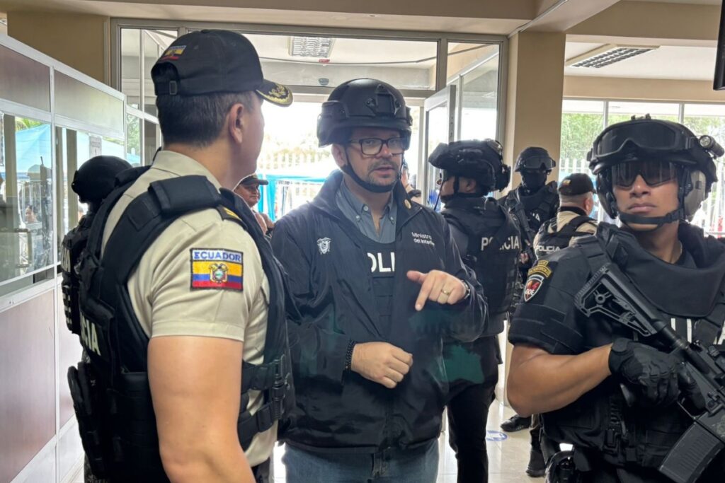 El Ministro del Interior en la intervención de la Dirección Municipal de Tránsito de Manta.