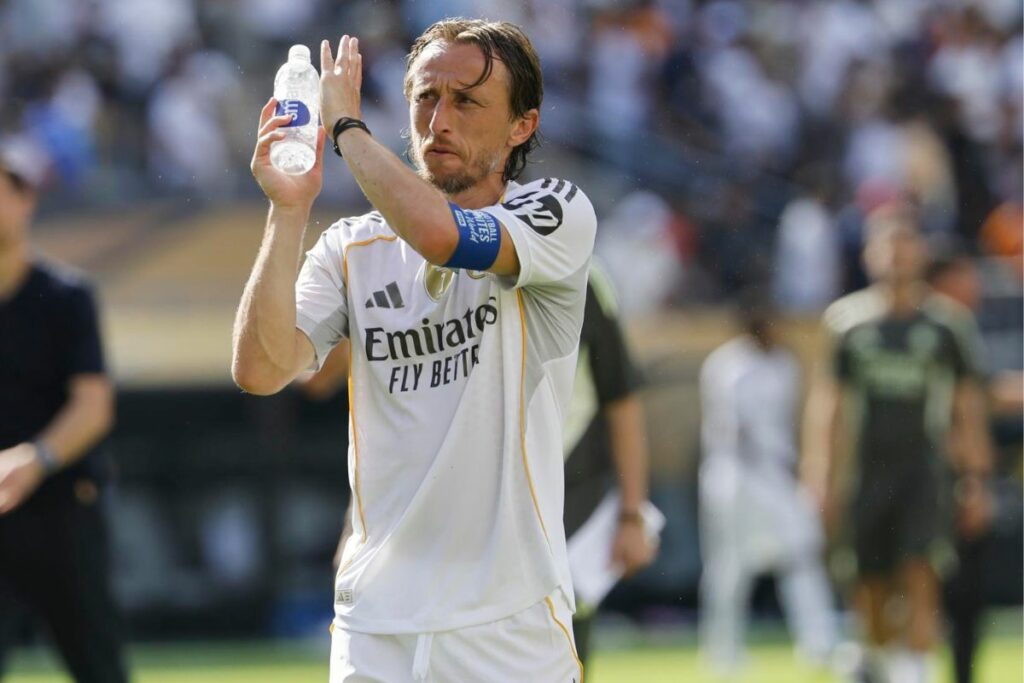 Luka Modric saluda a la multitud después del partido de la Copa Mundial de Clubes de la FIFA 2025 ante el Paris Saint-Germain en East Rutherford, Nueva Jersey, EE.UU.