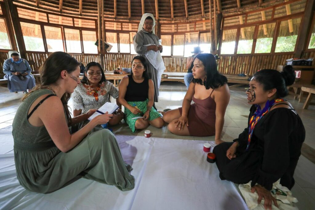 Mujeres en primer Encuentro de Mujeres Juristas que defienden la Amazonia y Defensoras Indígenas de la Selva en Sarayaku. Foto: EFE
