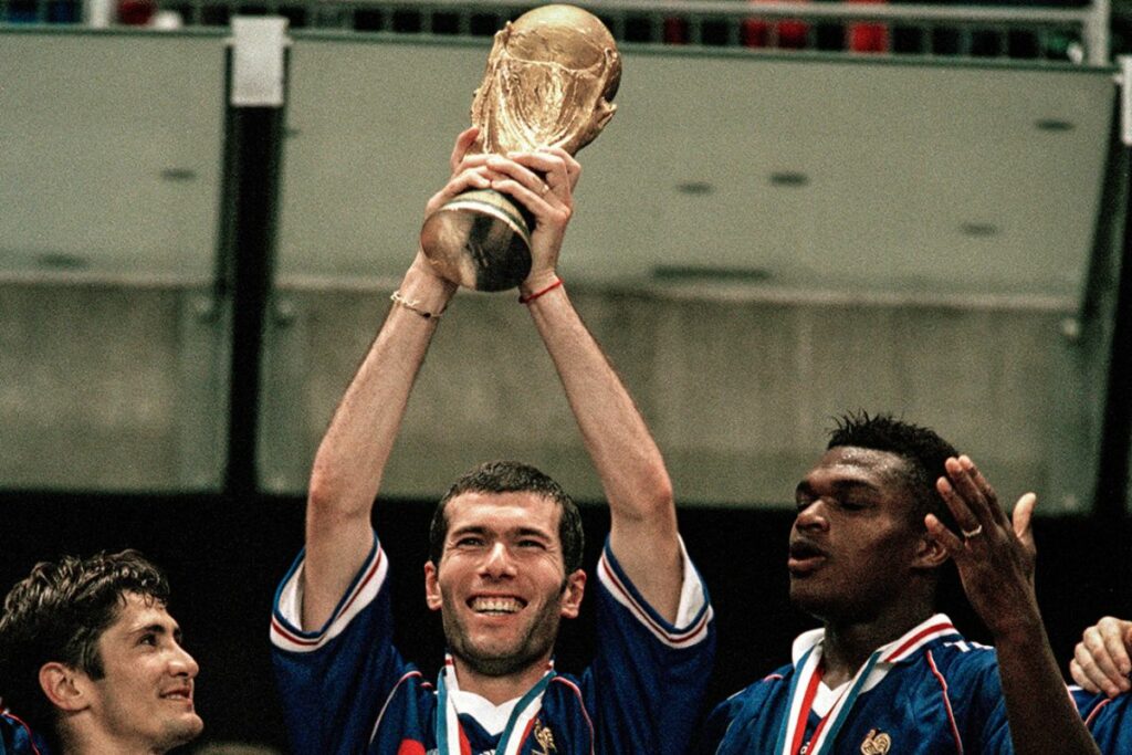 Bixente Lizarazu (i), Zinedine Zidane y Marcel Desailly celebran el título del Mundial 1998 ganado con Francia.