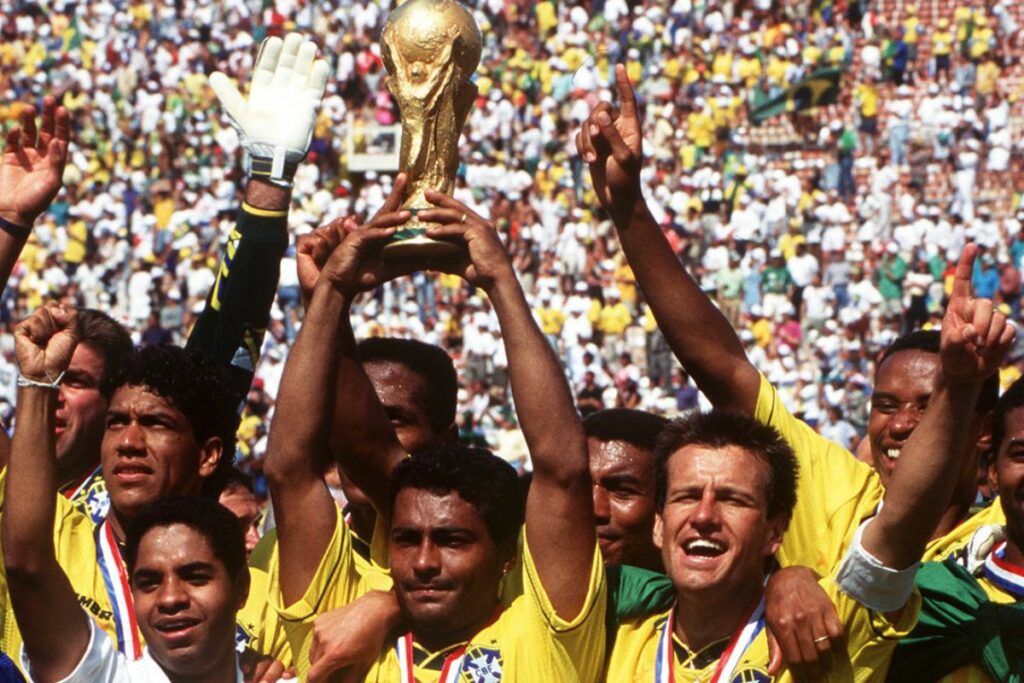 Romario (c) levanta el título de campeón del mundo logrado en Estados Unidos 1994 con Brasil.