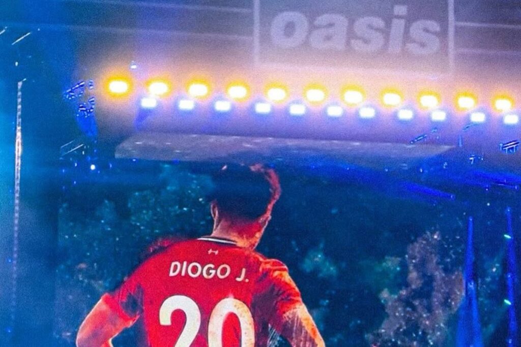 Imagen de Diogo Jota proyectada en el concierto de Oasis en Cardiff.