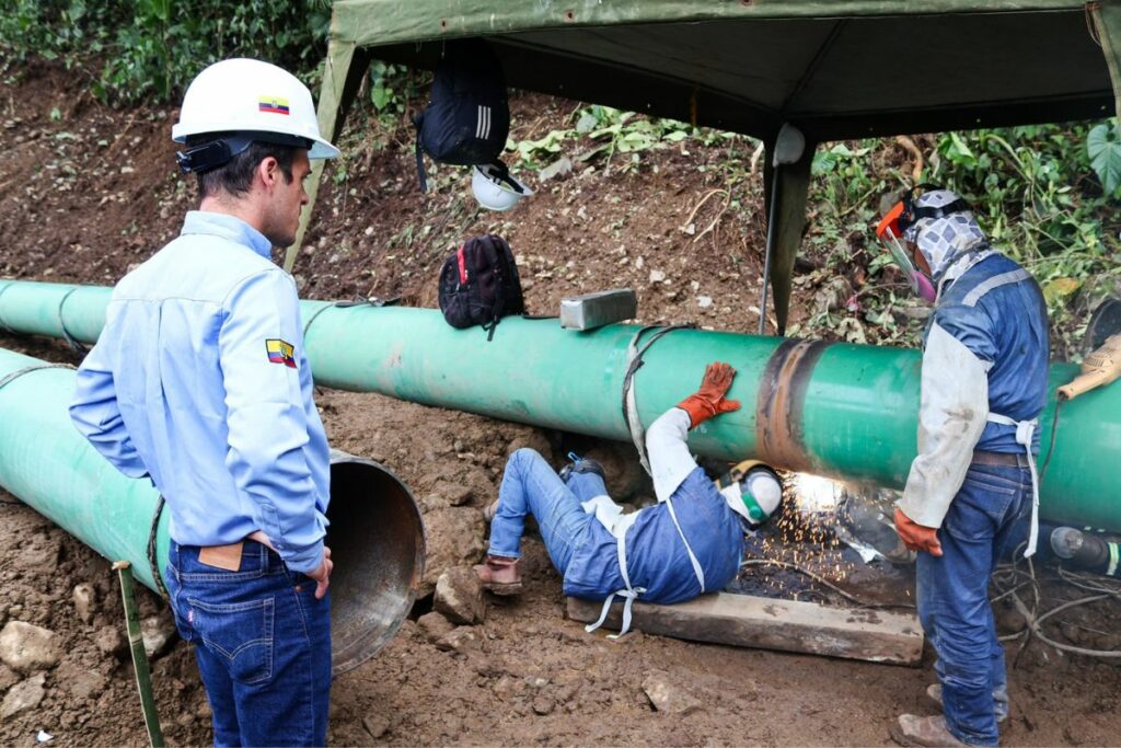 Técnicos de Petroecuador trabajan en la reparación de los oleoductos en las zonas afectadas por las lluvias.