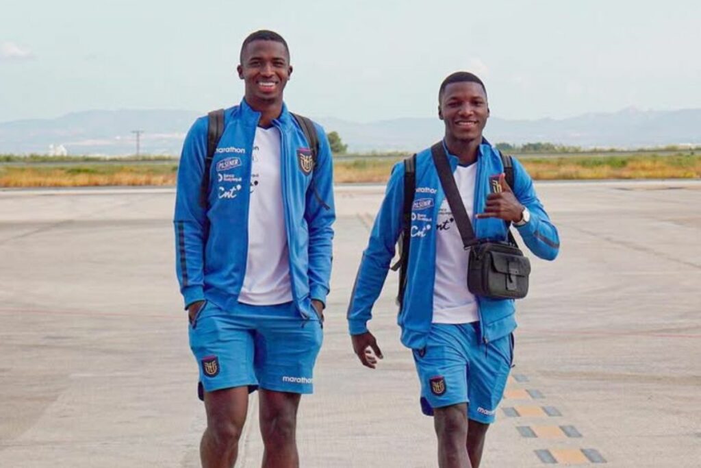 Willian Pacho (i) y Moisés Caicedo en la previa del Mundial Catar 2022.