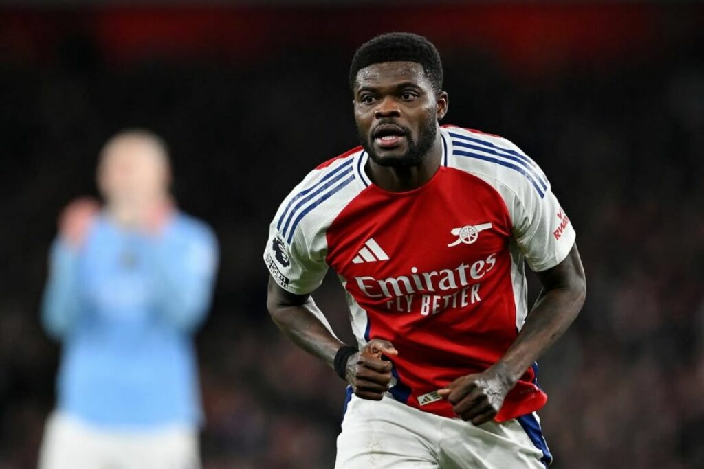 Thomas Partey en un partido con el Arsenal en la temporada 2024-25.