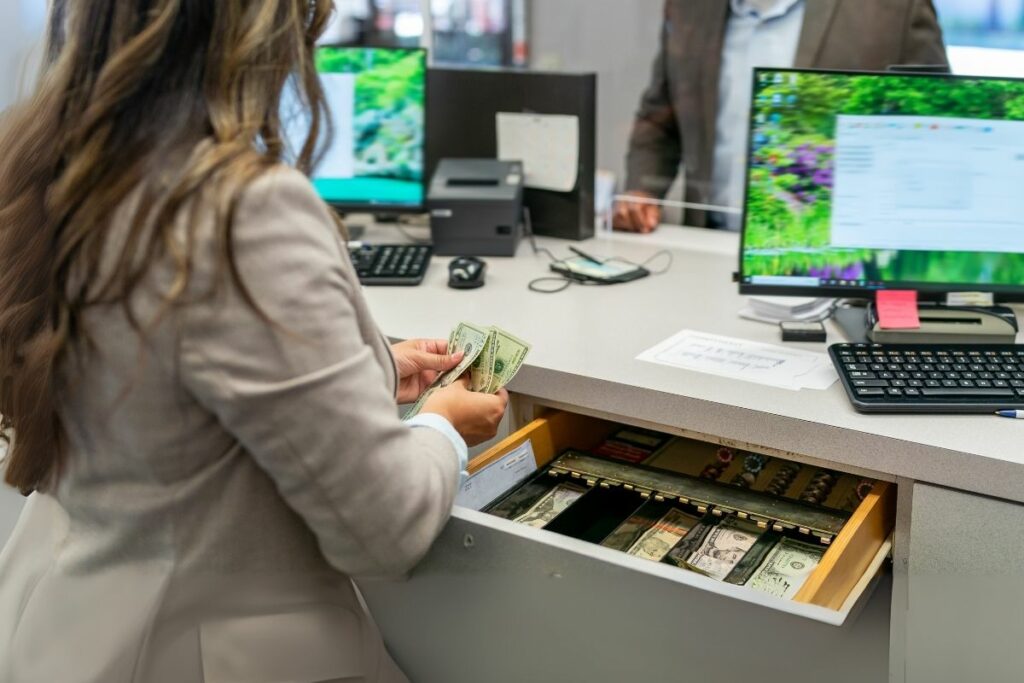 La cajera falsificó las papeletas de al menos 11 clientes