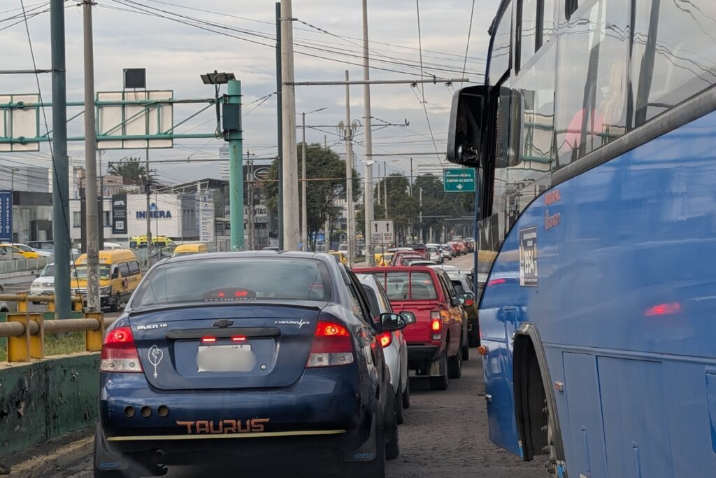 Tráfico en Quito mientras rige el Pico y Placa.