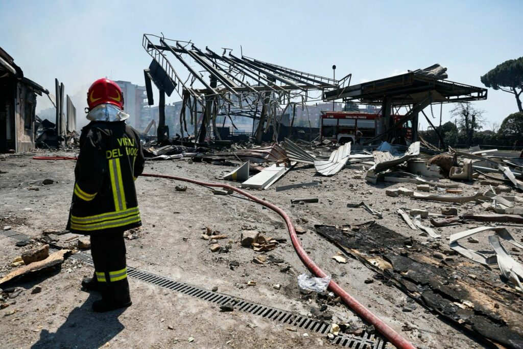Bomberos controlan el fuego en la gasolinera afectada en Roma.