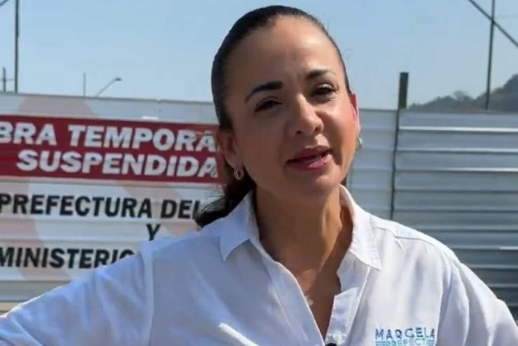 La prefecta del Guayas,, Marcela Aguiñaga, en la obra suspendida.