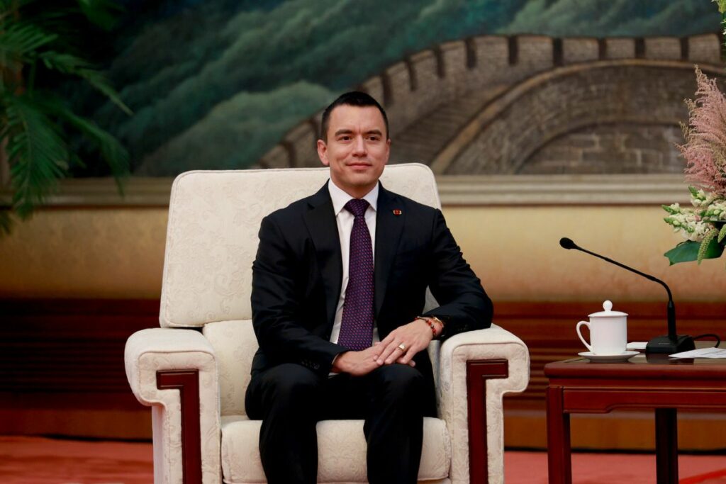 El presidente Daniel Noboa en un saludo protocolar en China.