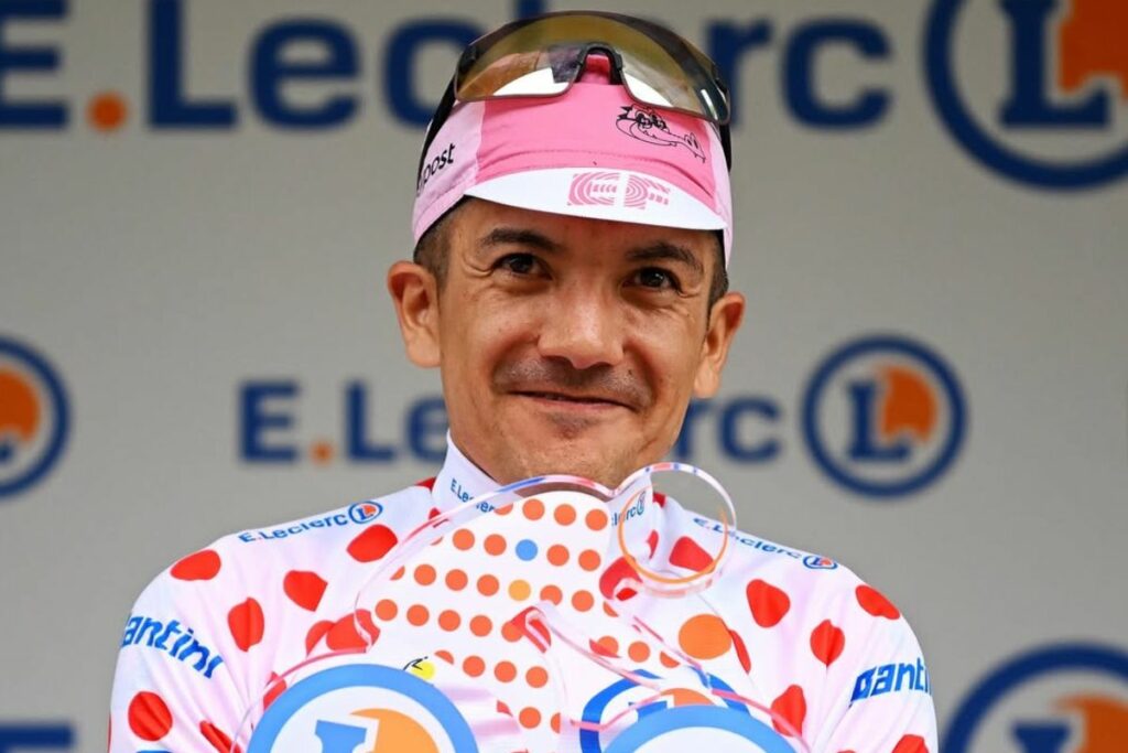 Richard Carapaz con la camiseta de lunares rojos de líder de la clasificación de la montaña en el Tour de Francia 2024. Su triunfo está en Netflix.