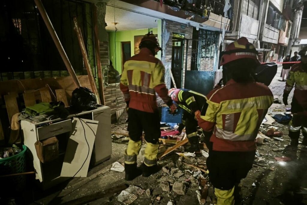 Bomberos acudieron al sitio de la explosión.