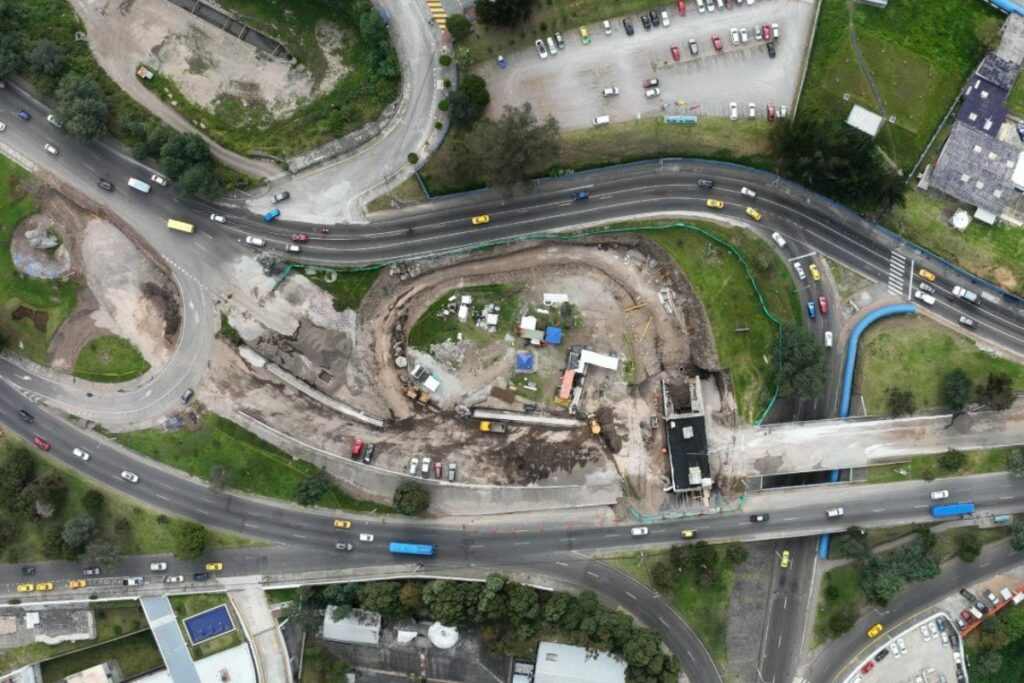 En la av. Occidental y Mariana de Jesús se construye un intercambiador.