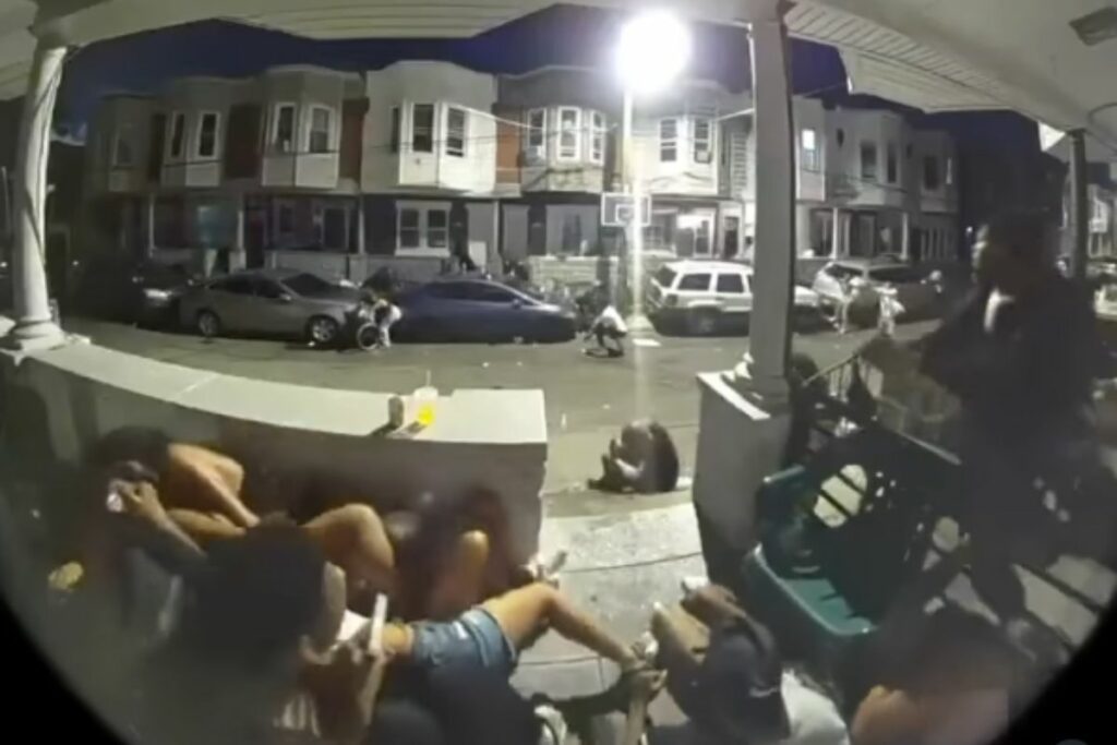 Más de 100 disparos se hicieron en el tiroteo.