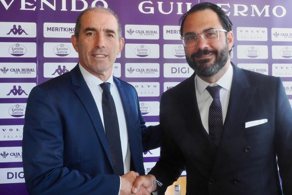 El director deportivo del Valladolid, Víctor Orta (der.), estrecha la mano al técnico uruguayo Guillermo Almada durante su presentación como nuevo entrenador del Real Valladolid.