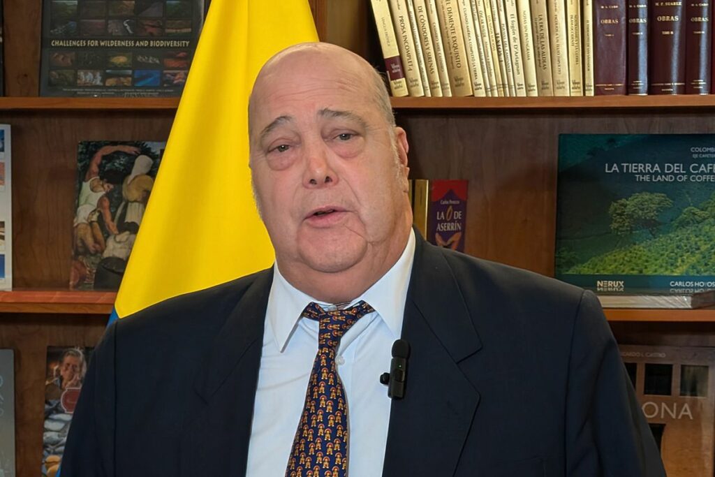 El embajador de Colombia en Estados Unidos, Daniel García-Peña, habla durante una rueda de prensa este martes, en Washington (Estados Unidos).