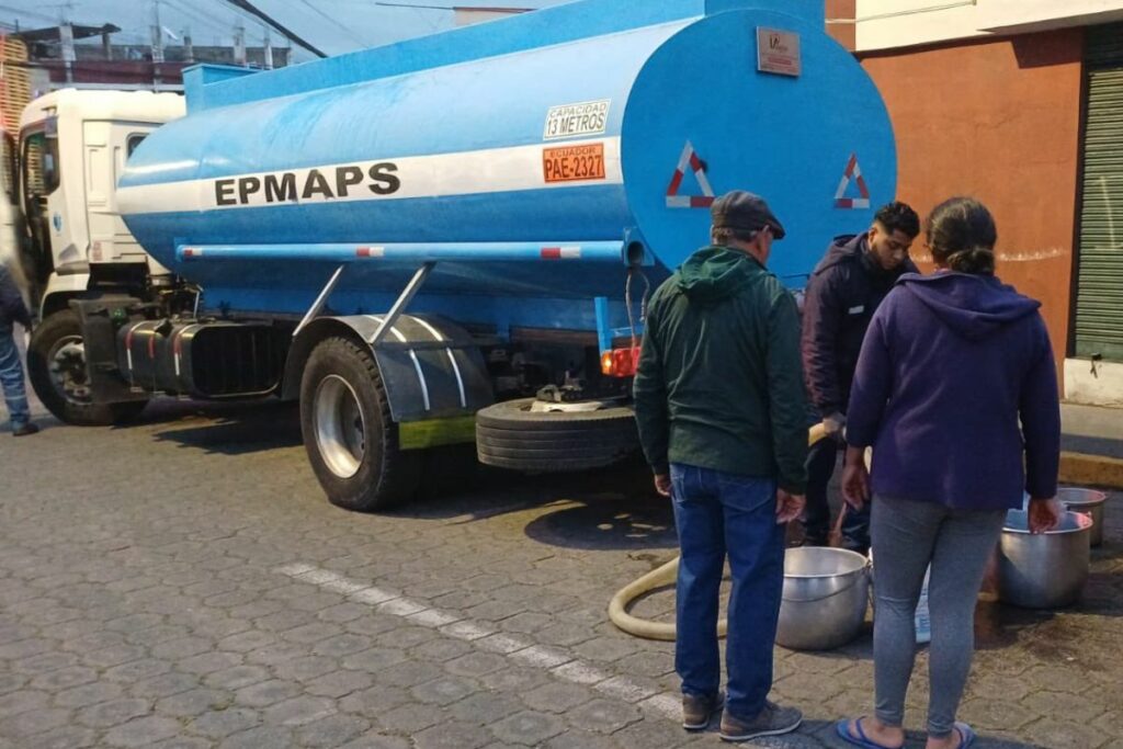 Tanqueros de Epmaps entregan agua en los barrios afectados.