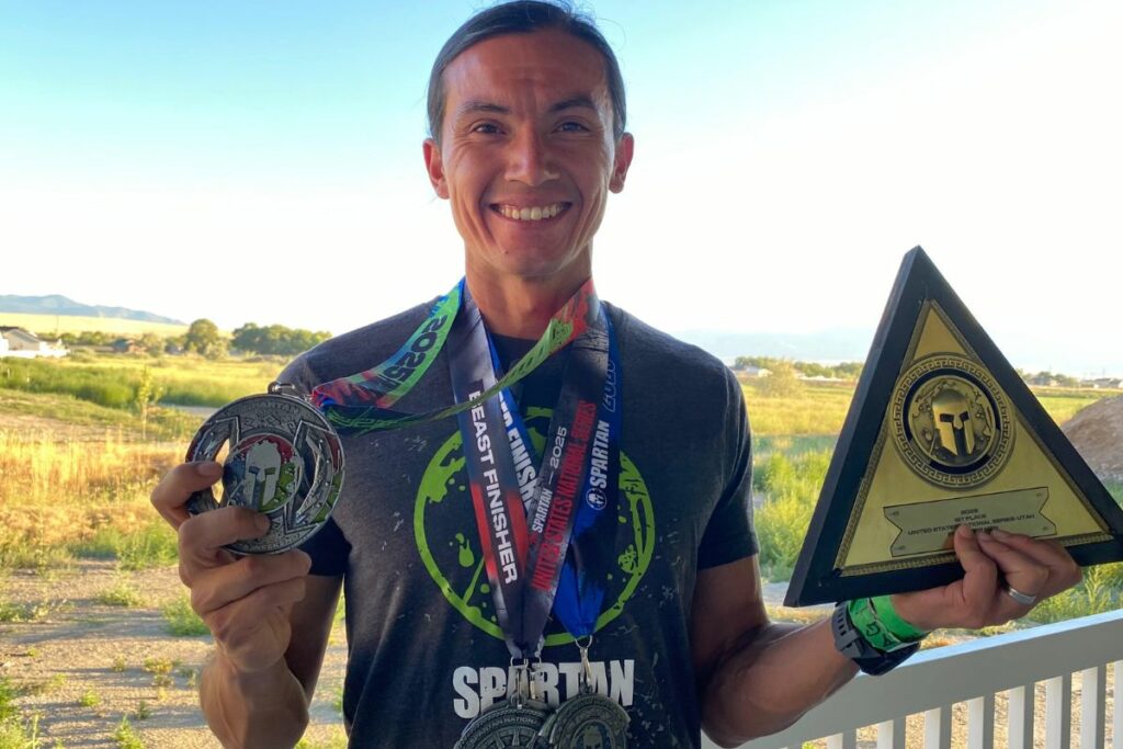 El ecuatoriano Fernando Valenzuela muestra sus reconocimientos en la Spartan Race 2025.