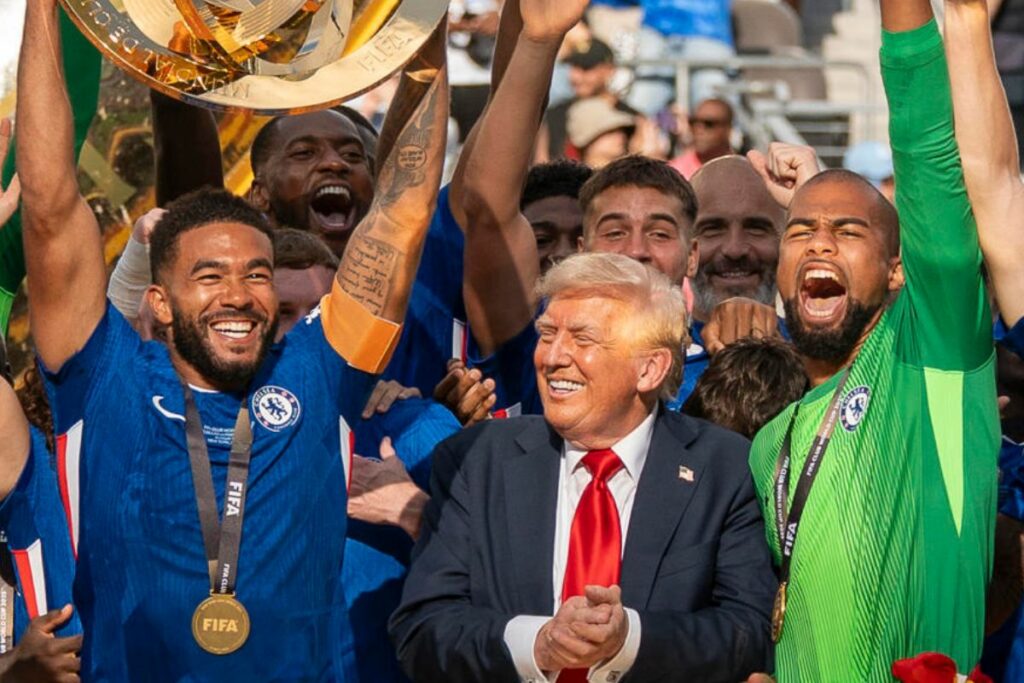 Donald Trump, presidente de Estados Unidos, fue parte de los festejos del Chelsea tras ganar el Mundial de Clubes. El mandatario aseguró que el trofeo original está en su despacho en la Casa Blanca.