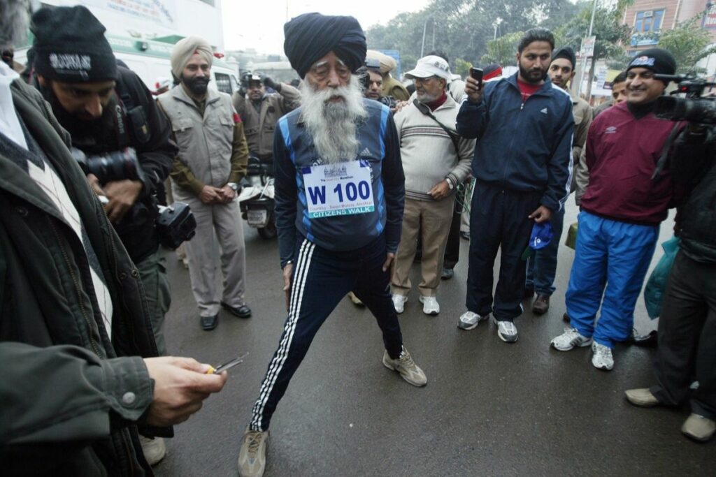 Fauja Singh calentando antes de una maratón.