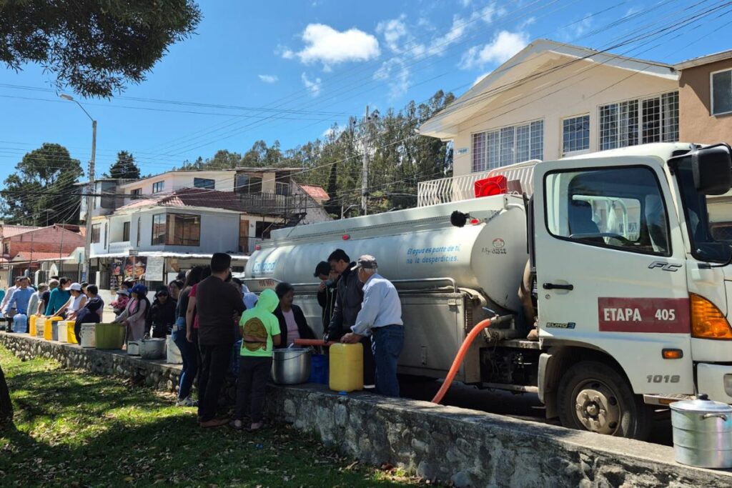 La Empresa de Agua Potable de Cuenca, Etapa, provee de agua con tanqueros.
