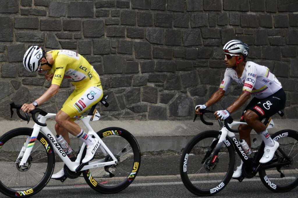 Los ciclistas Tadej Pogacar y Jhonatan Narváez (der.) del UAE Team Emirates en el Tour de Francia 2025.