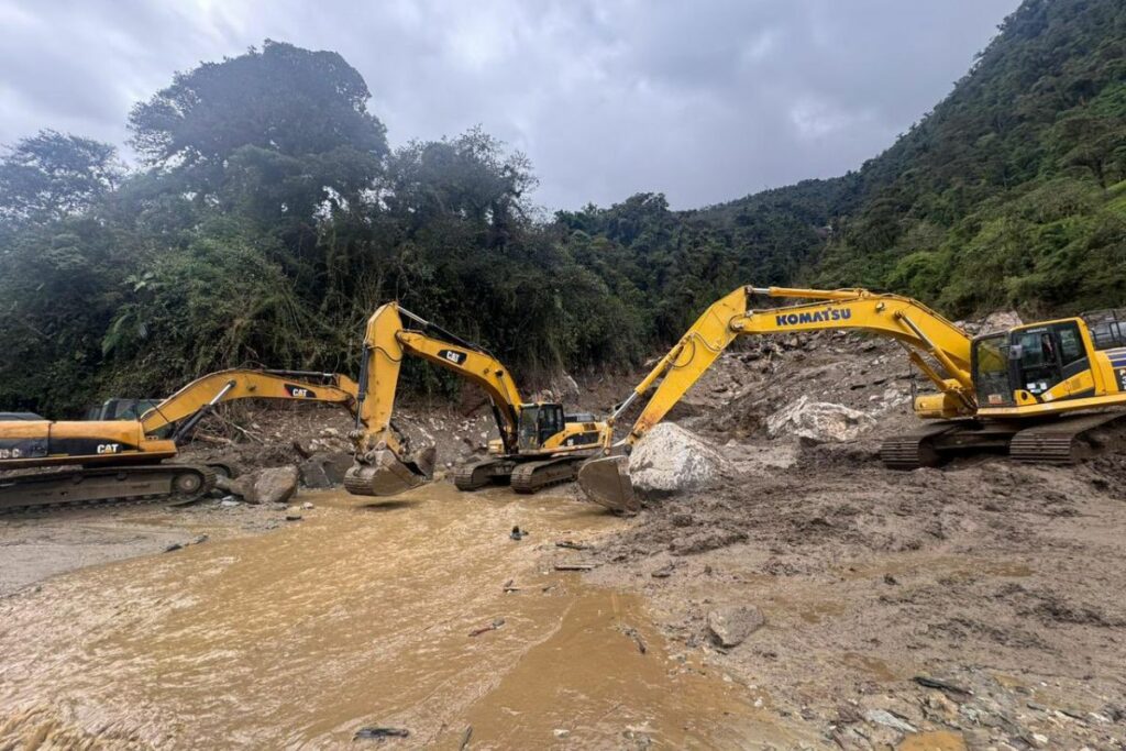 Un deslizamiento de tierra a causa de las lluvias bloqueó la carretera Papallacta-Cuyuja.