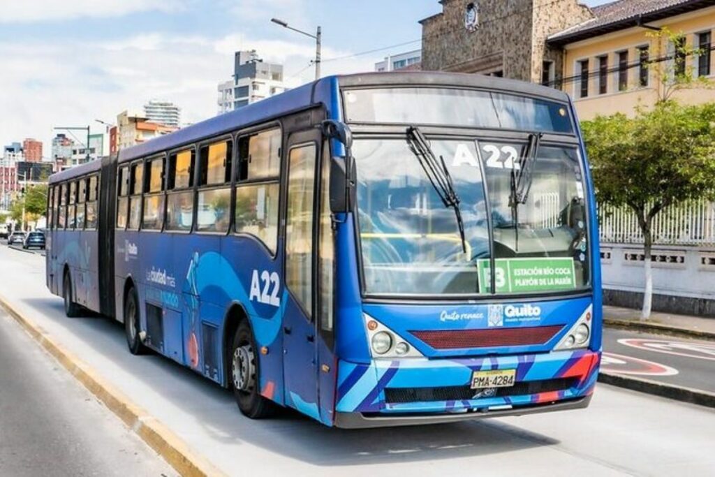 El sistema Ecovía realiza el mantenimiento de algunas paradas.