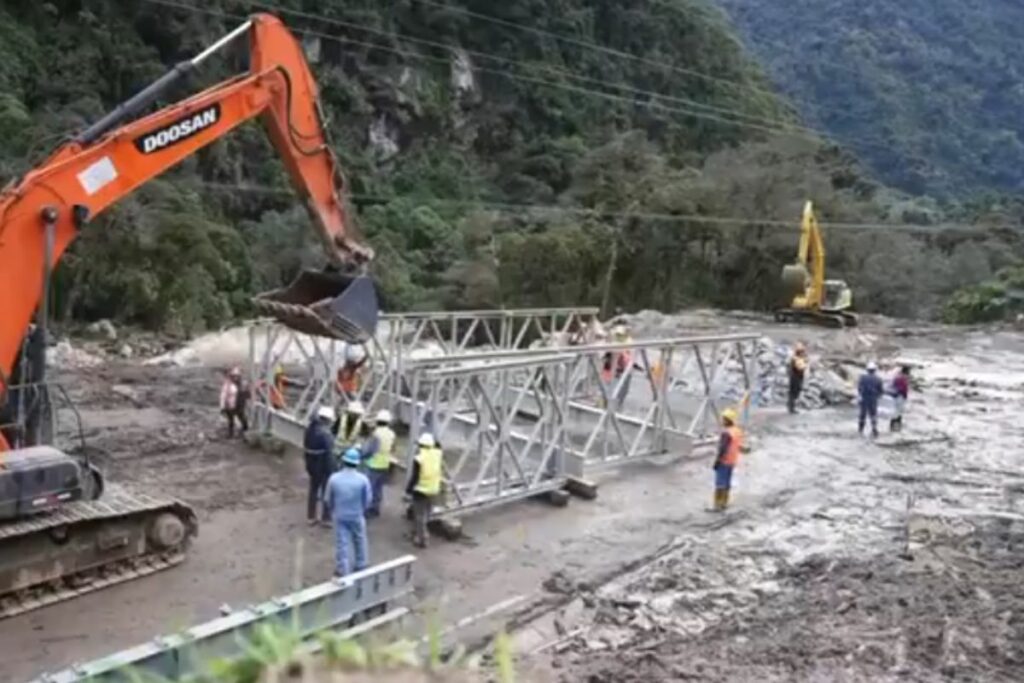 Un puente Bailey se instala en la vía E20, sector Quebrada Negra.