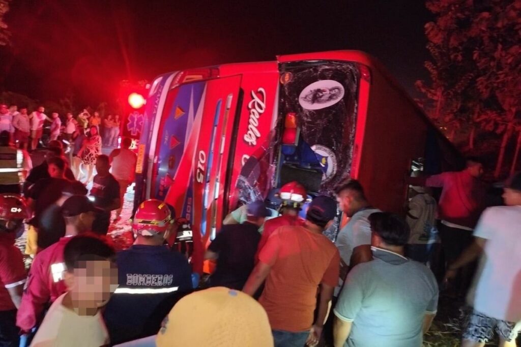 Tres fallecidos y 15 heridos deja el volcamiento de un bus en El ...
