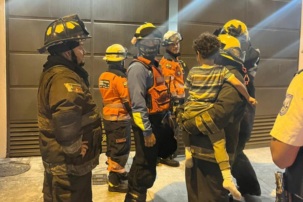 Un menor fue rescatado por los bomberos de Guayaquil.