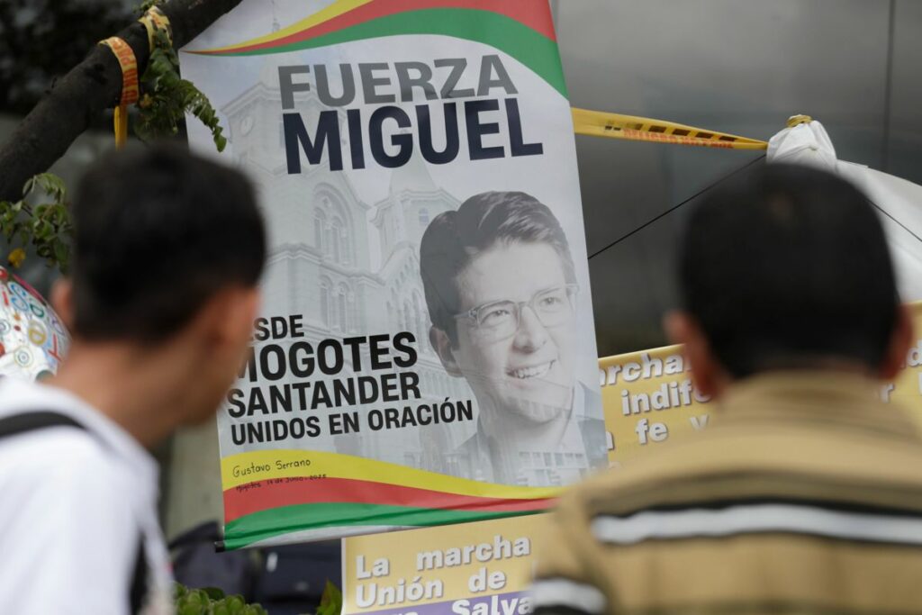 Un cartel afuera de la clínica en la que está hospitalizado Miguel Uribe.